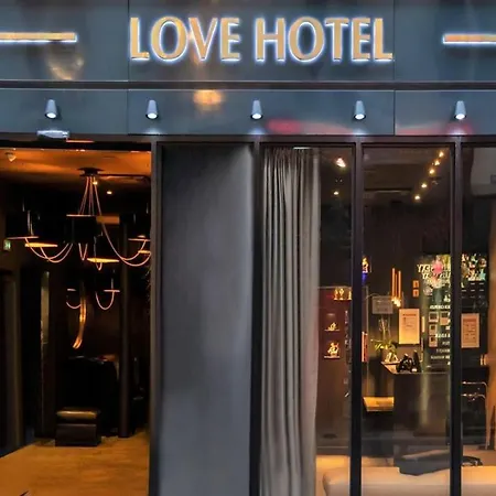 Avec Nuit Insolite Au Dandy Et Jacuzzi Privatise (adults Only) * Paris