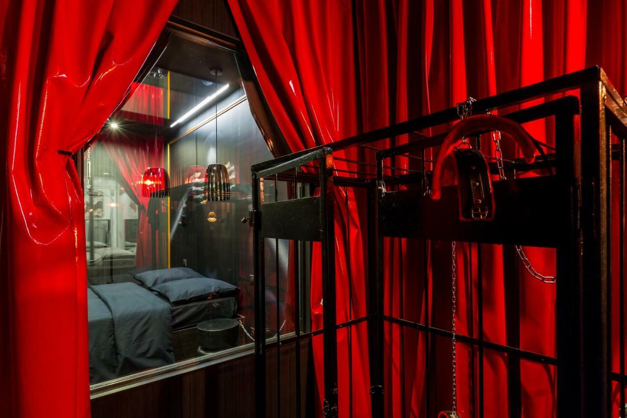 Love hotel Avec Nuit Insolite Au Dandy Et Jacuzzi Privatise (adults Only) Paris