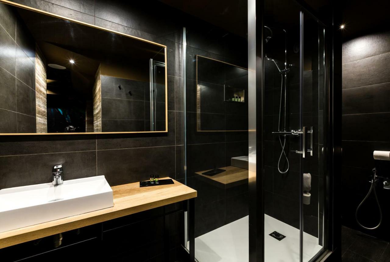 Love hotel Avec Nuit Insolite Au Dandy Et Jacuzzi Privatise (adults Only) Paris